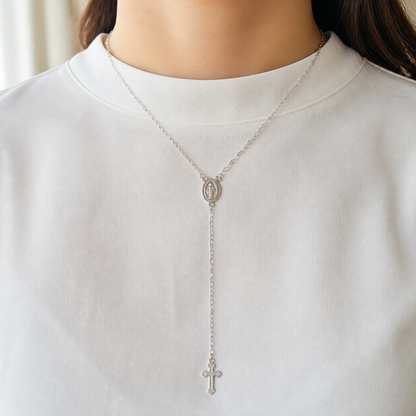 Colar Ave Maria Prateado no pescoço