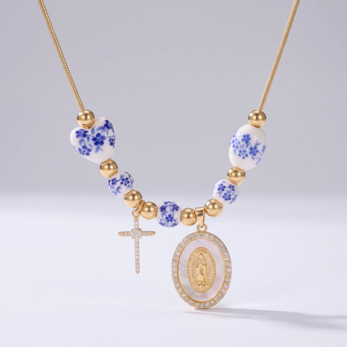 Colar Azulejo de Fé com contas de cerâmica, cruz e medalha de Nossa Senhora