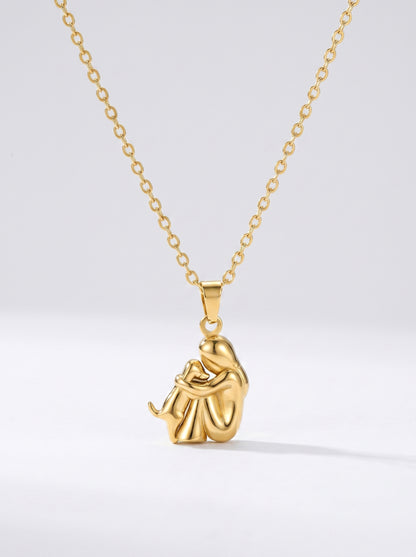 Colar dourado delicado com pendente artístico abstrato e acabamento brilhante, fotografado sobre fundo claro para um visual elegante, moderno e sofisticado.