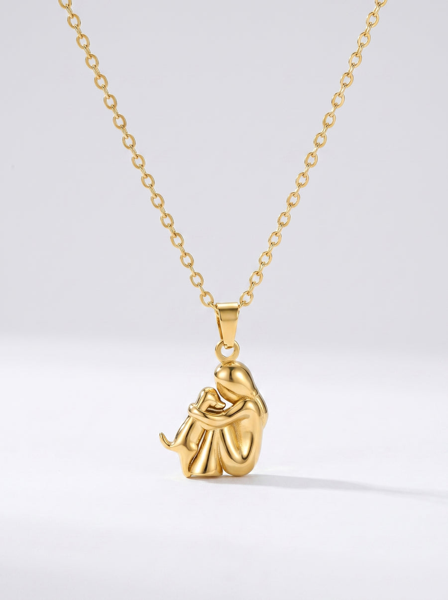 Colar dourado delicado com pendente artístico abstrato e acabamento brilhante, fotografado sobre fundo claro para um visual elegante, moderno e sofisticado.