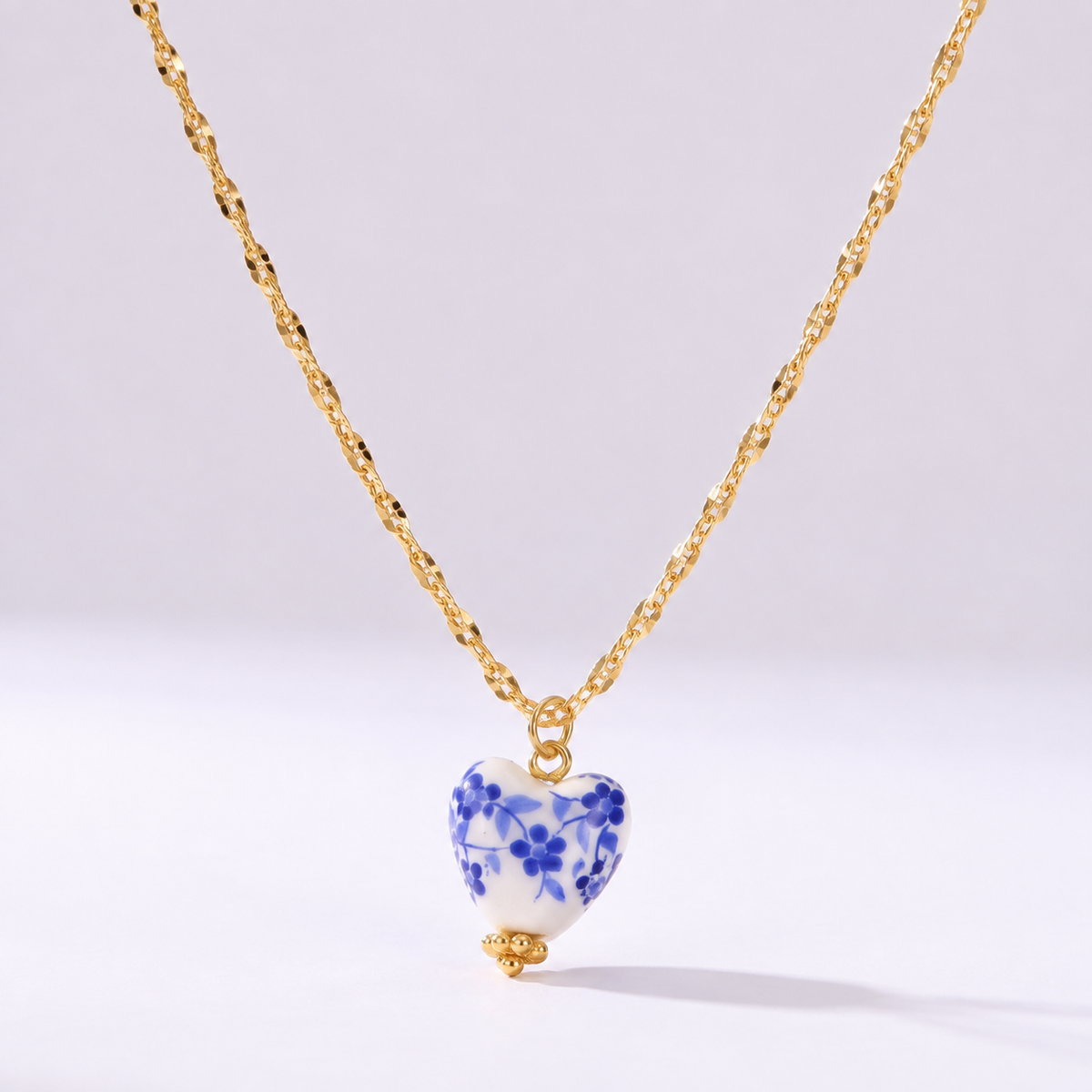 Colar Coração Azulejo dourado com pendente de cerâmica azul e branca
