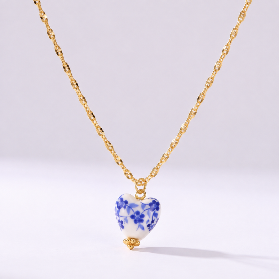 Colar Coração Azulejo dourado com pendente de cerâmica azul e branca