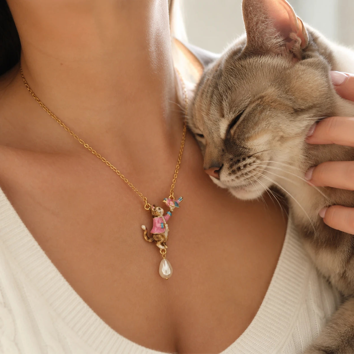 Colar Gato e Cão — modelo Gato em uso