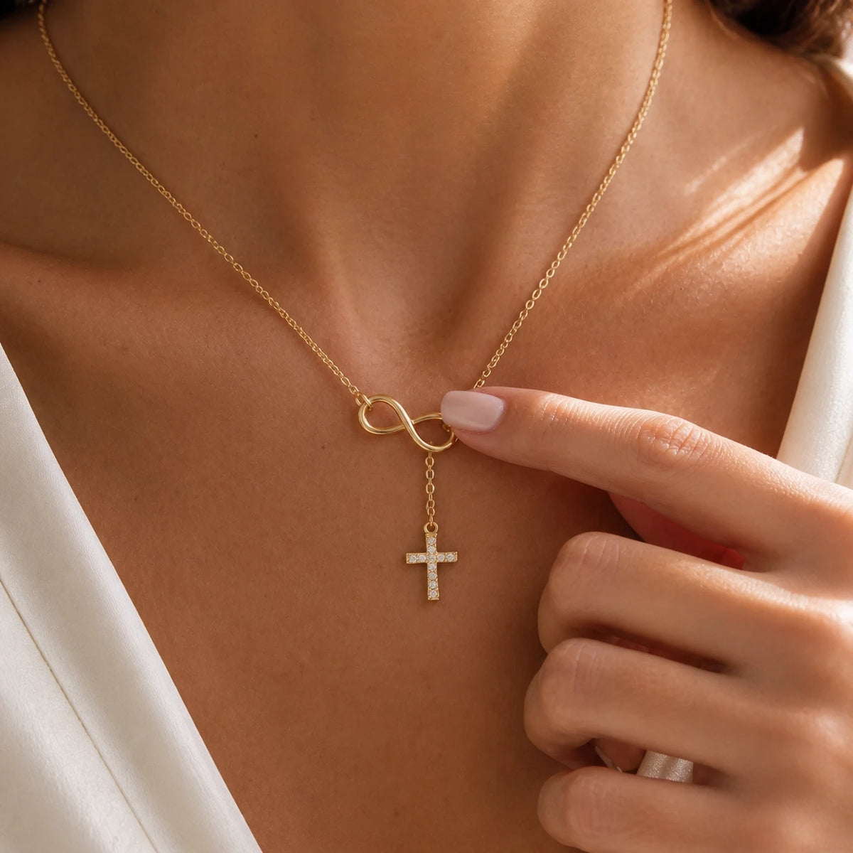 Colar Infinito e Cruz Dourado no peito
