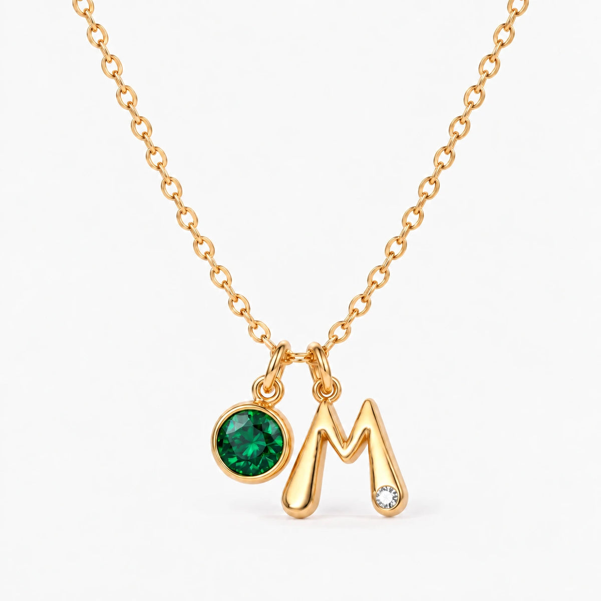 Colar Inicial M dourado — Maio — Esmeralda