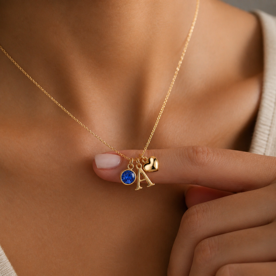 Colar letra A dourado com pedra de nascimento Setembro — Safira e coração, close-up no pescoço