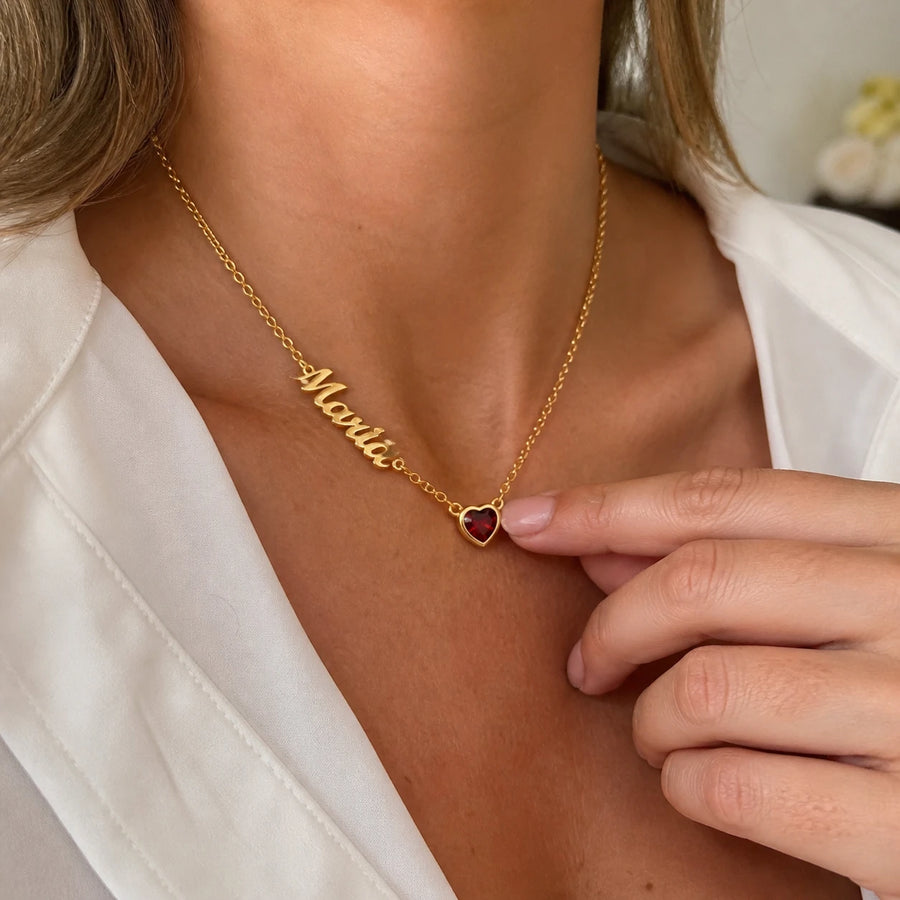 Colar Nome e Coração de Nascimento Dourado — em uso