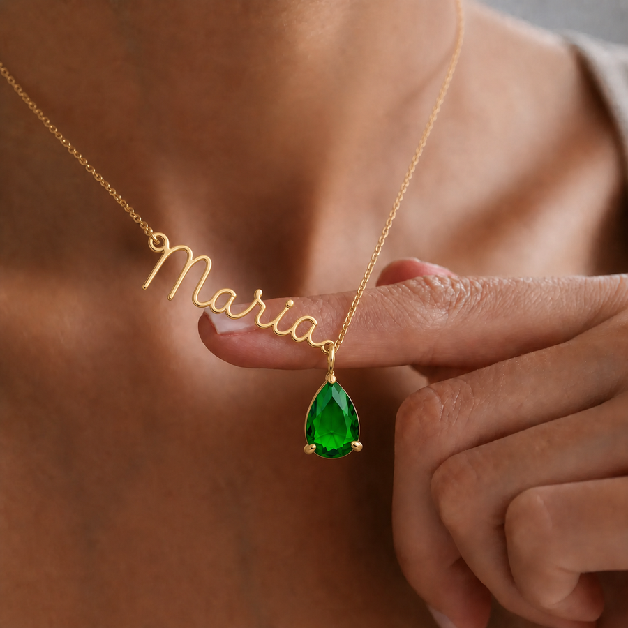 Colar nome Maria com pedra esmeralda em uso
