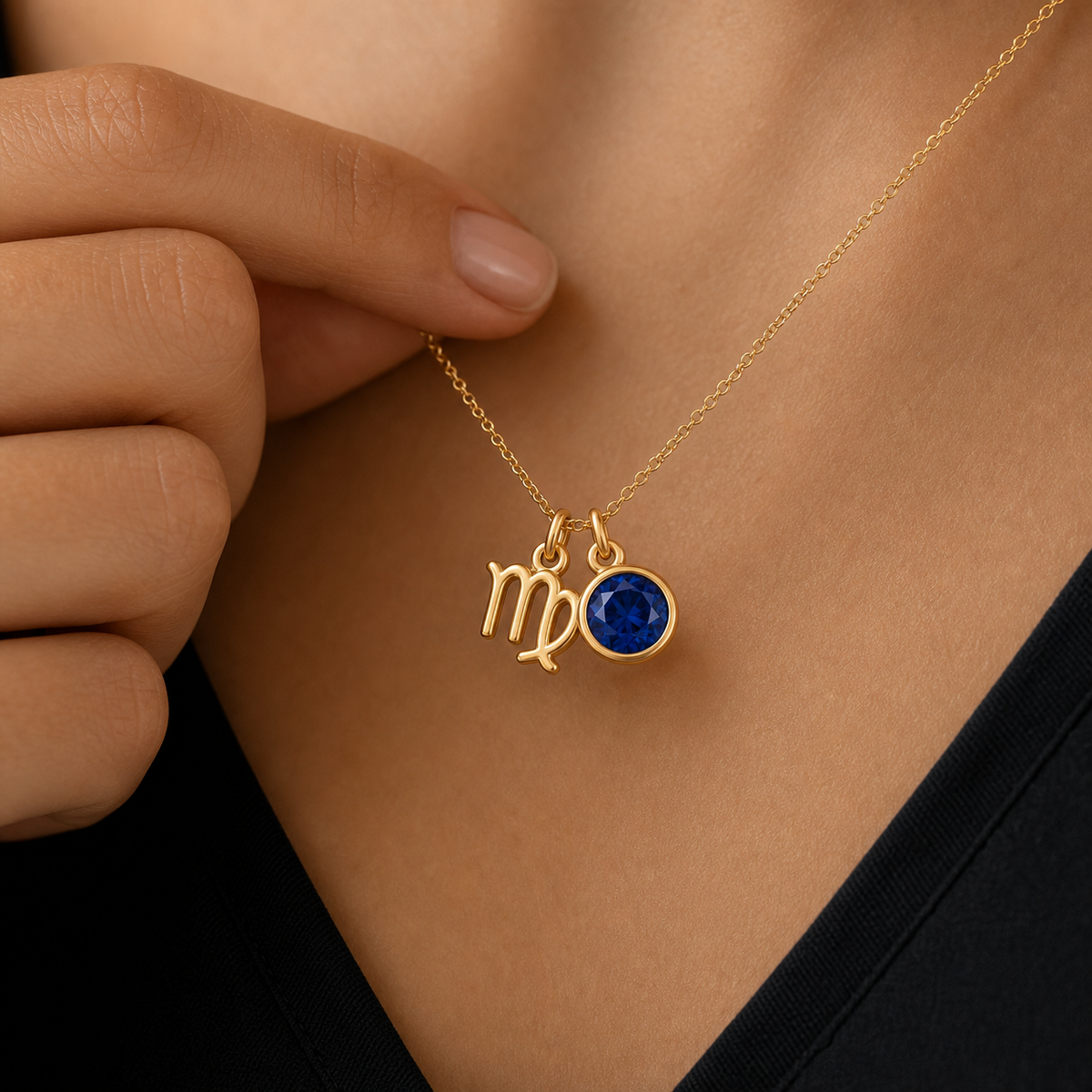 Mulher a usar colar dourado com símbolo do signo Virgem e pedra azul, em destaque sobre o peito.
