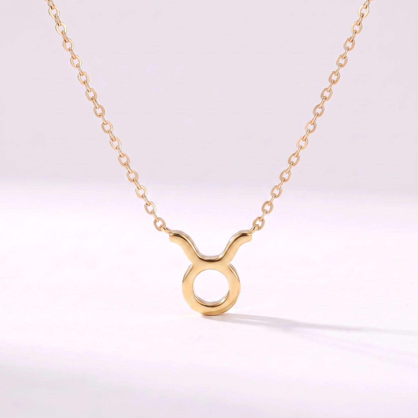 Colar símbolo do zodíaco Touro dourado