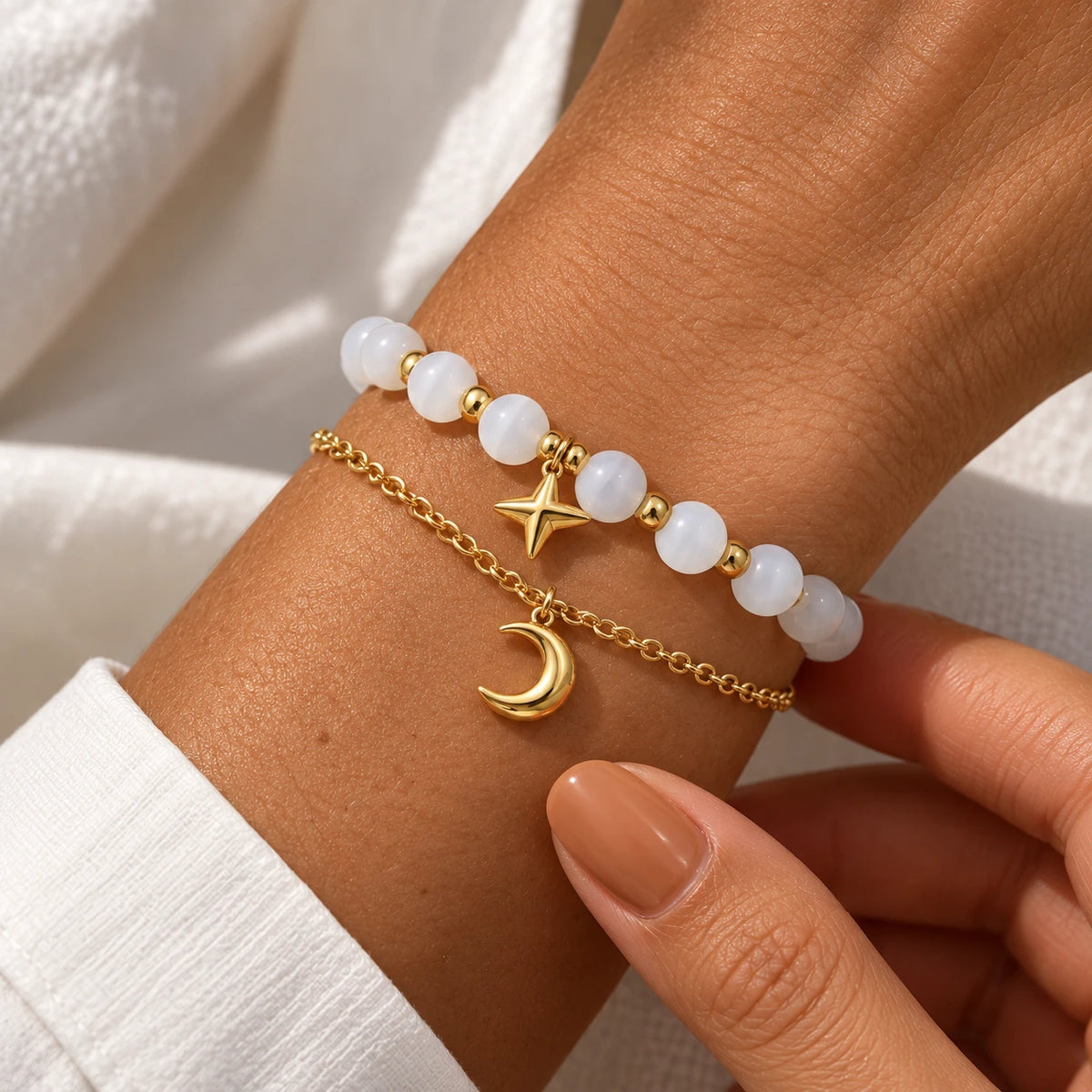 Conjunto de Pulseiras Estrela e Lua dourado no pulso
