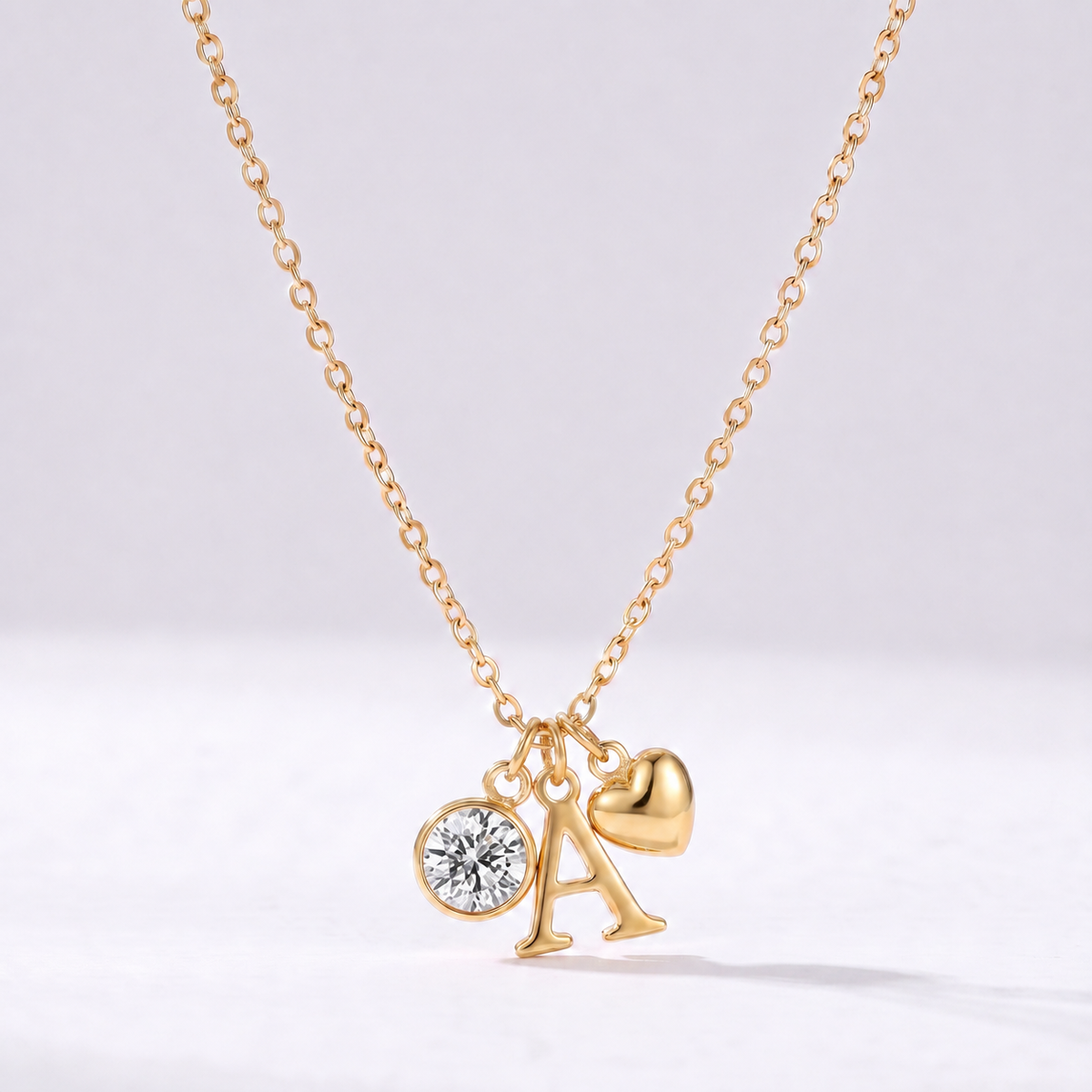 Colar letra A dourado com pedra de nascimento Abril — Diamante e coração