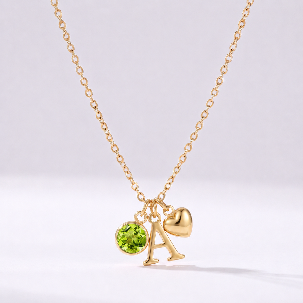 Colar letra A dourado com pedra de nascimento Agosto — Peridoto e coração