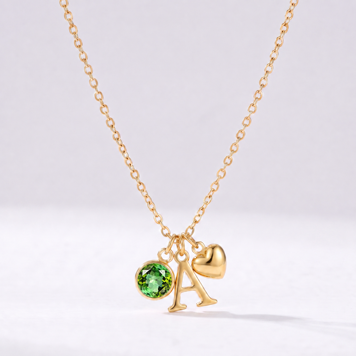 Colar letra A dourado com pedra de nascimento Maio — Esmeralda e coração