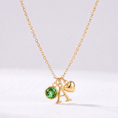 Colar letra A dourado com pedra de nascimento Maio — Esmeralda e coração