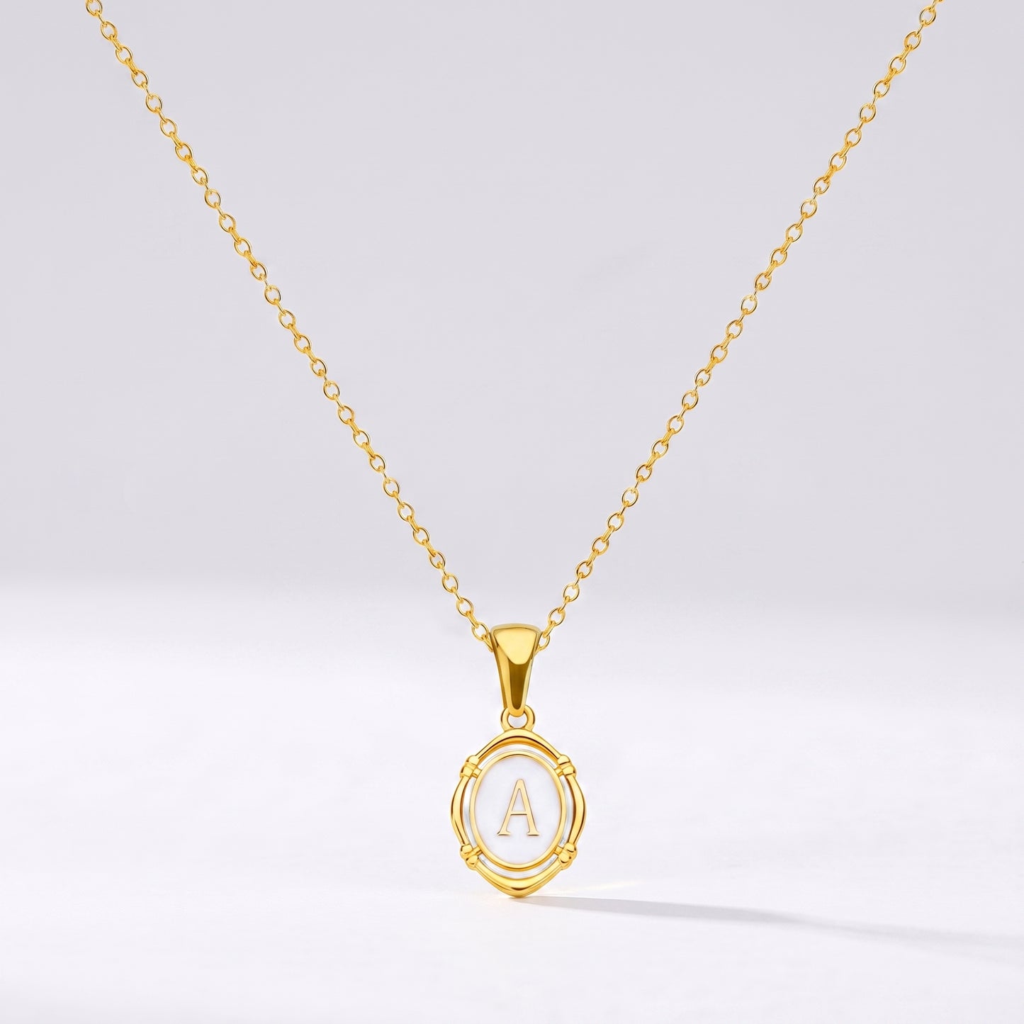 Colar oval com letra personalizada A dourado