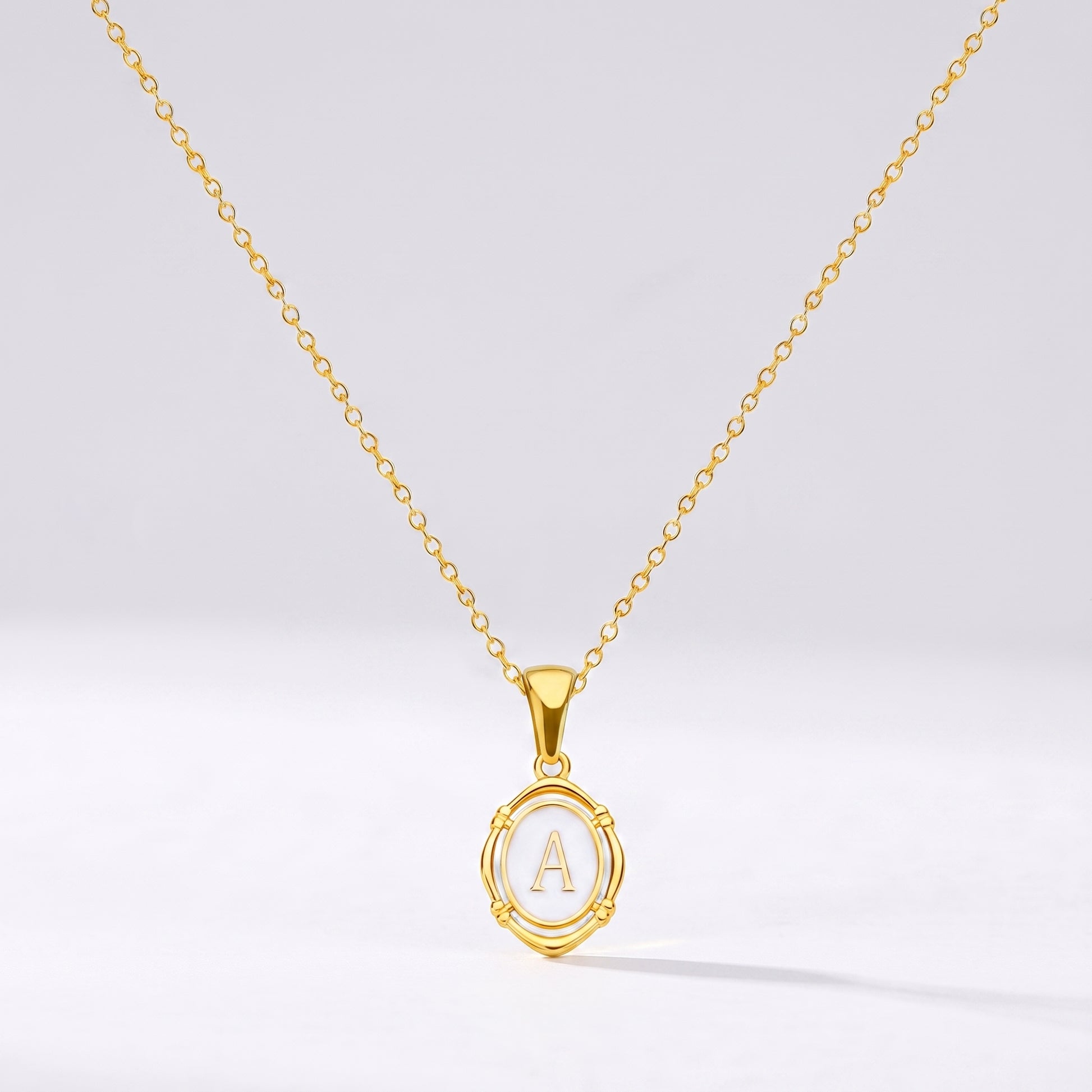 Colar oval com letra personalizada A dourado