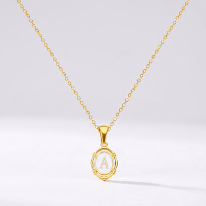 Colar oval com letra personalizada A dourado