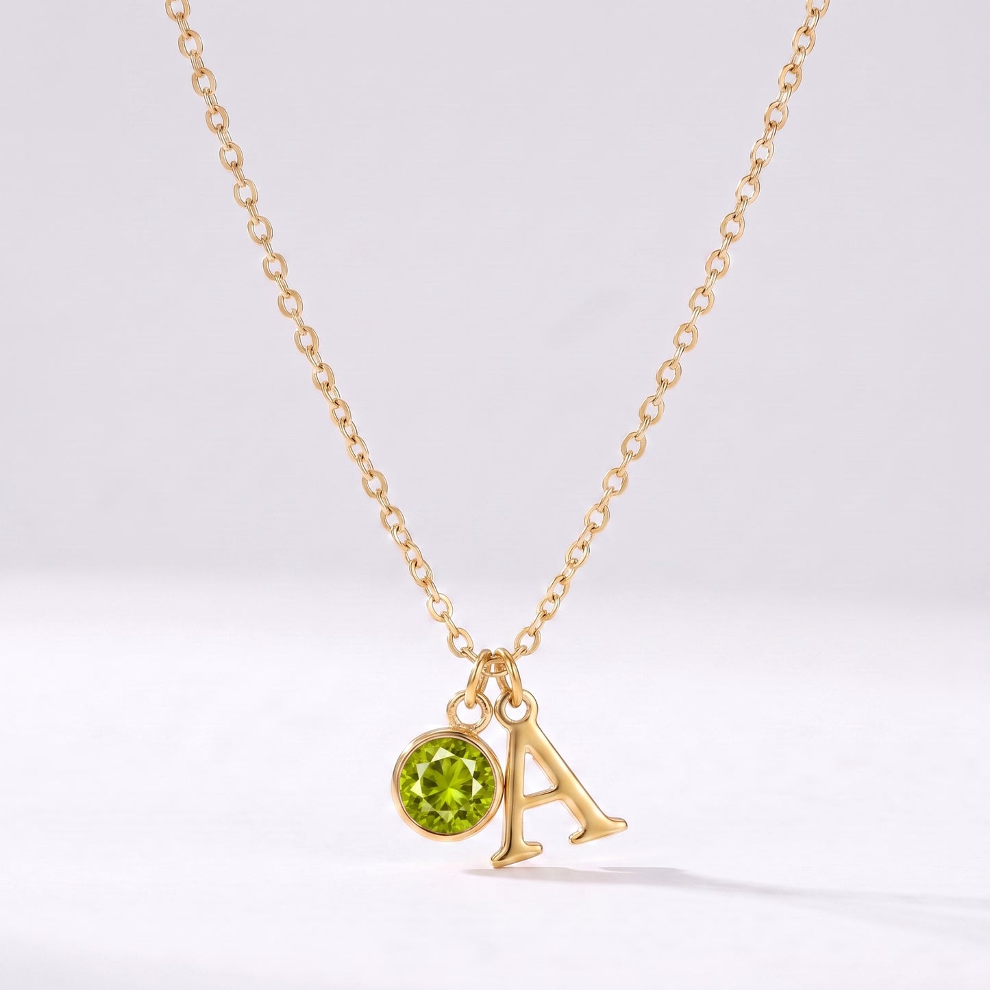 Colar letra A dourado com pedra de nascimento Agosto — Peridoto