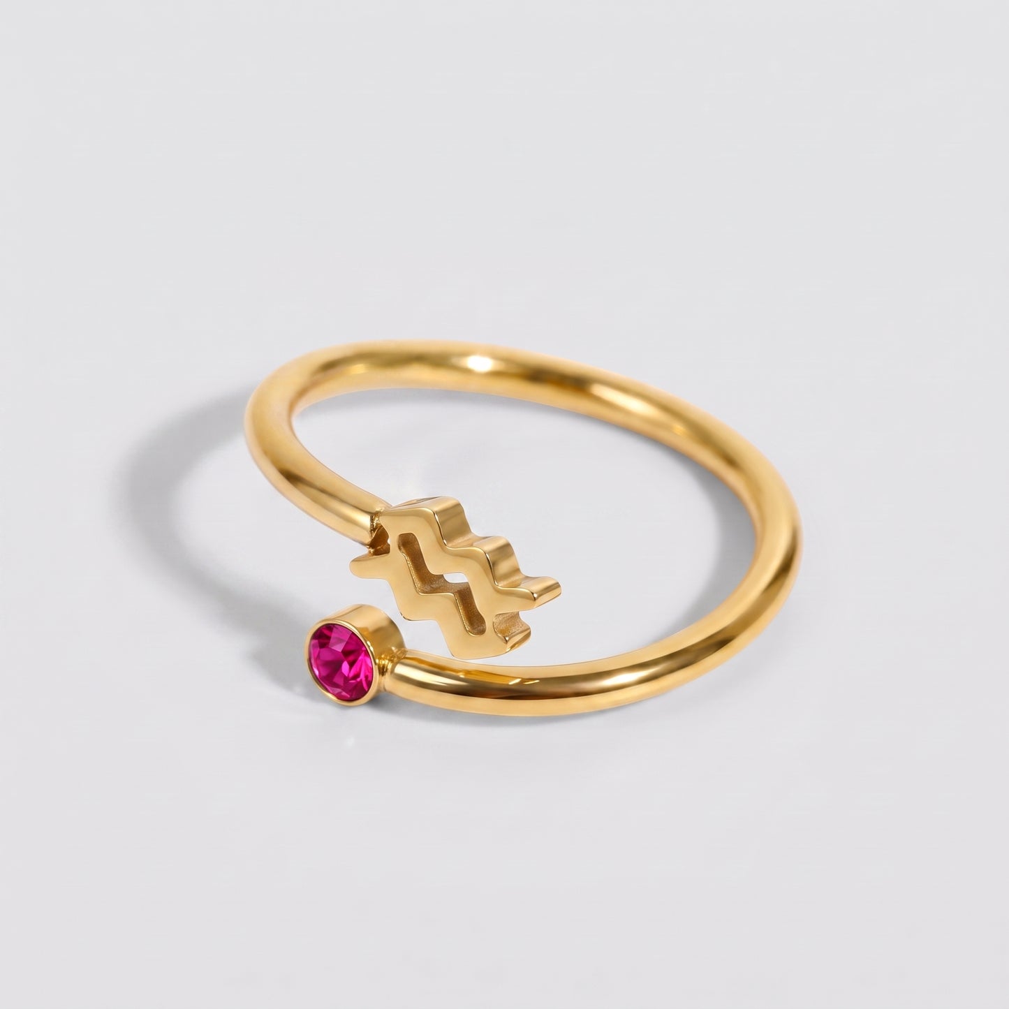 Anel signo do zodíaco Aquário dourado com pedra Rubi