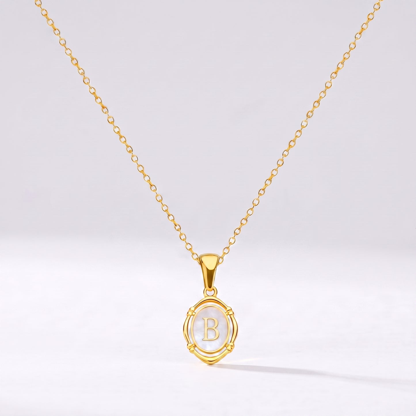 Colar oval com letra personalizada B dourado
