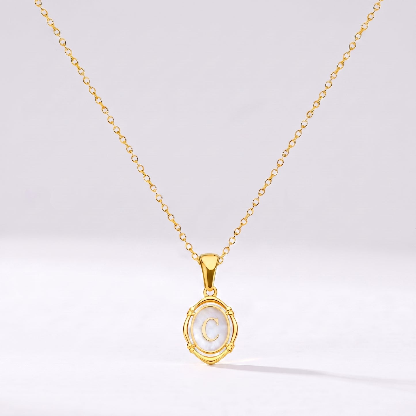 Colar oval com letra personalizada C dourado