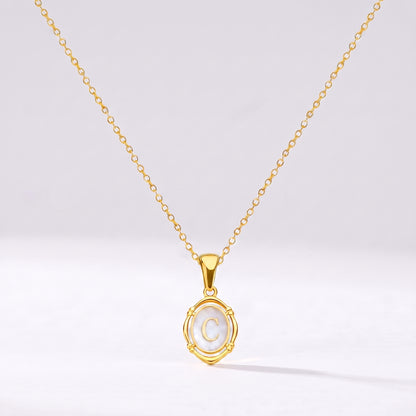 Colar oval com letra personalizada C dourado