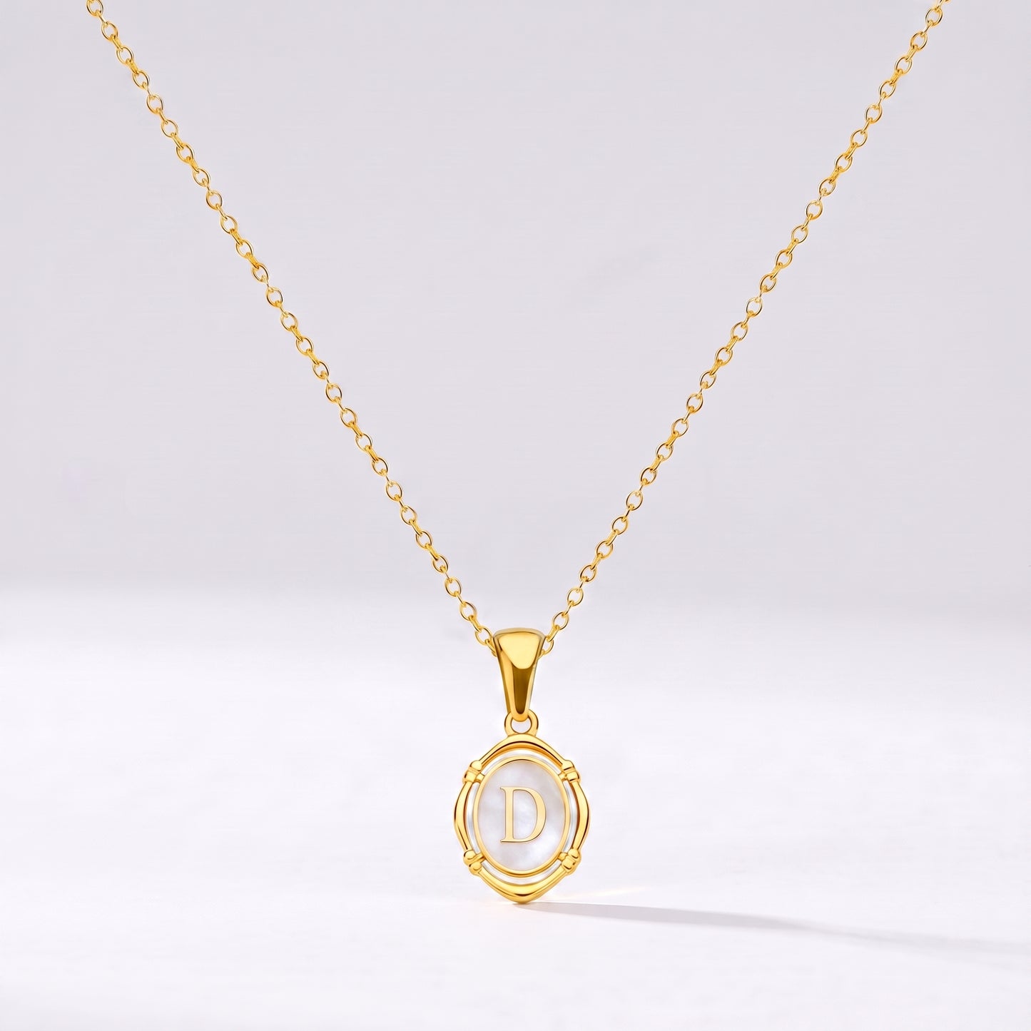 Colar oval com letra personalizada D dourado