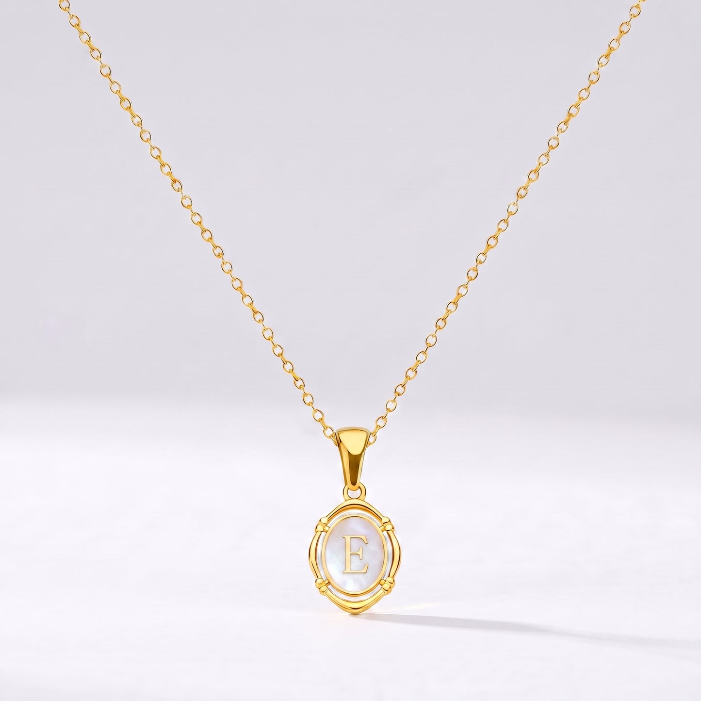 Colar oval com letra personalizada E dourado