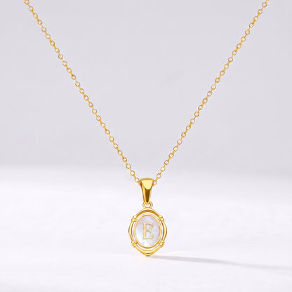 Colar oval com letra personalizada E dourado