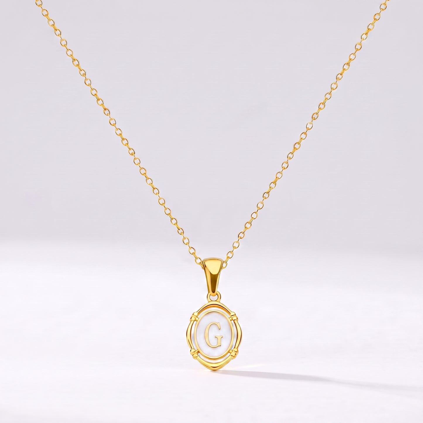 Colar oval com letra personalizada G dourado