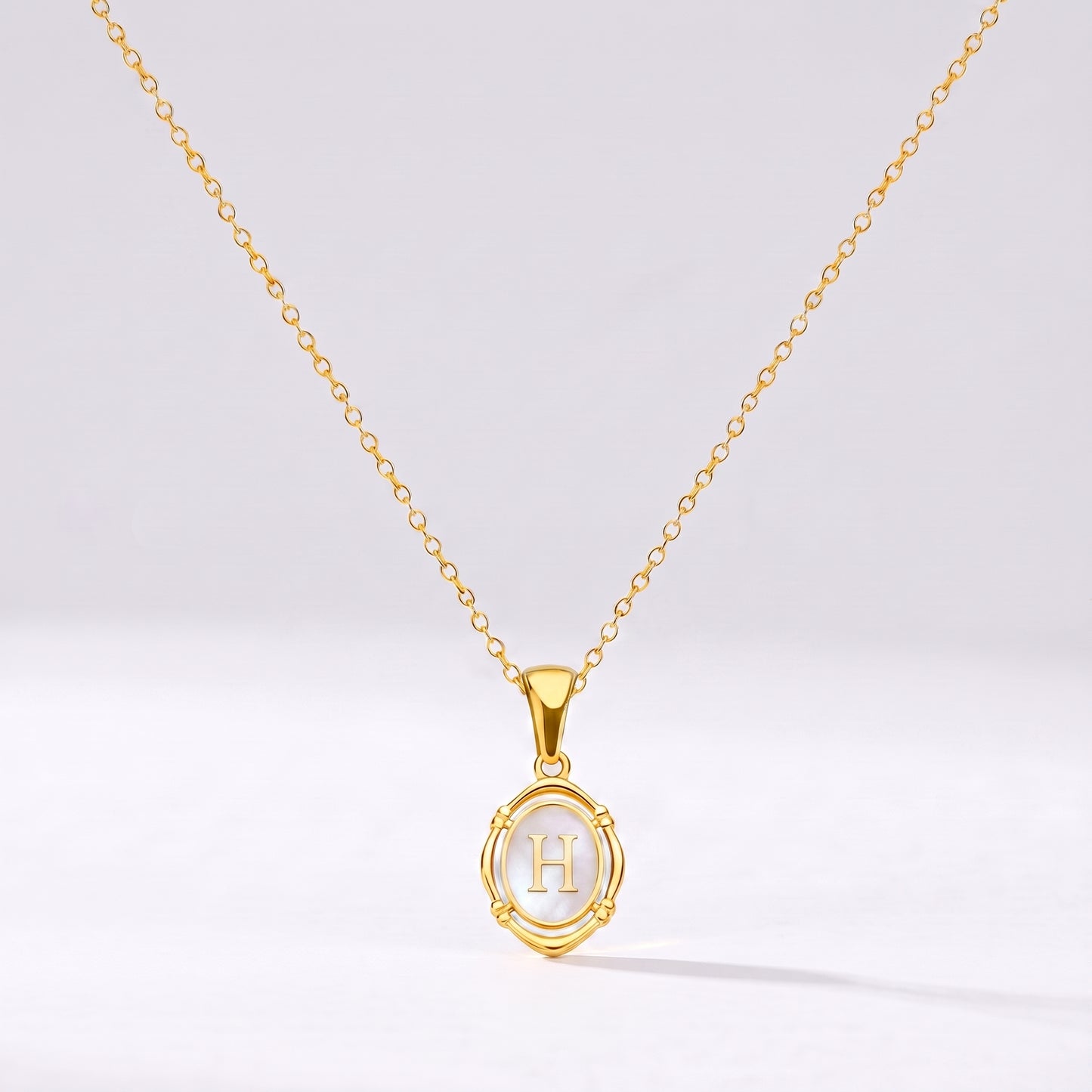 Colar oval com letra personalizada H dourado