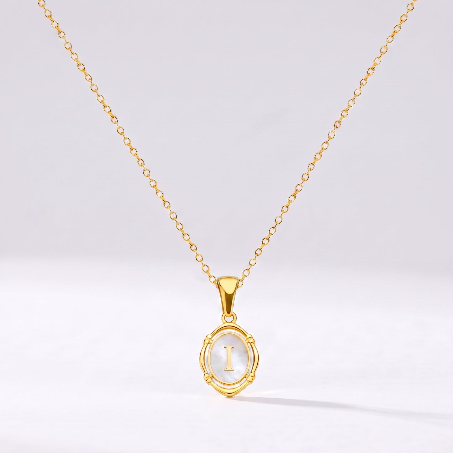 Colar oval com letra personalizada I dourado