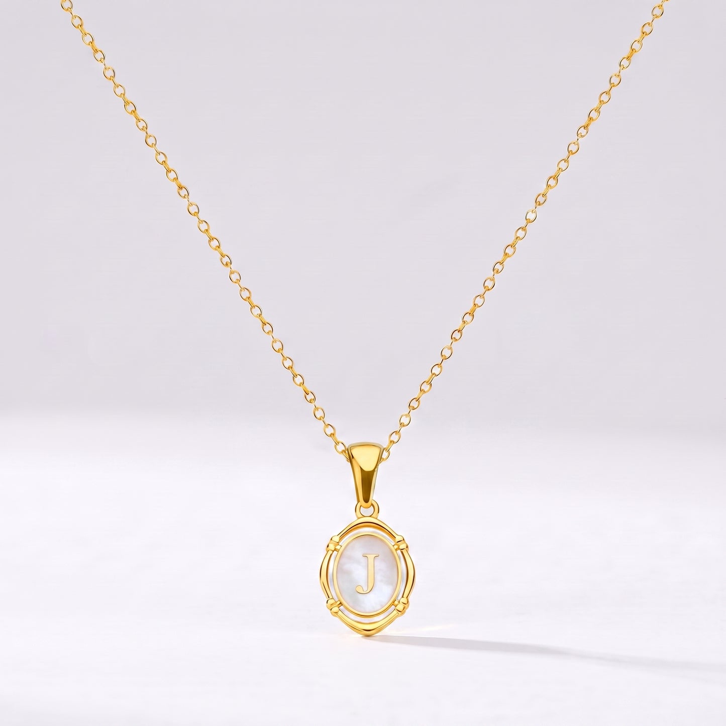 Colar oval com letra personalizada J dourado