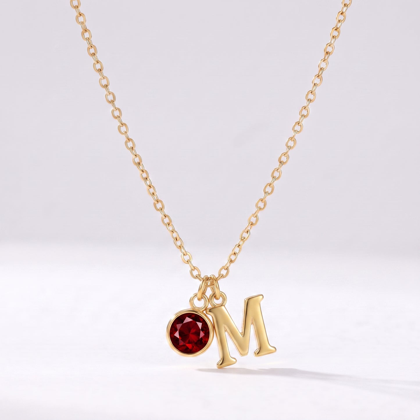Colar letra M dourado com pedra de nascimento