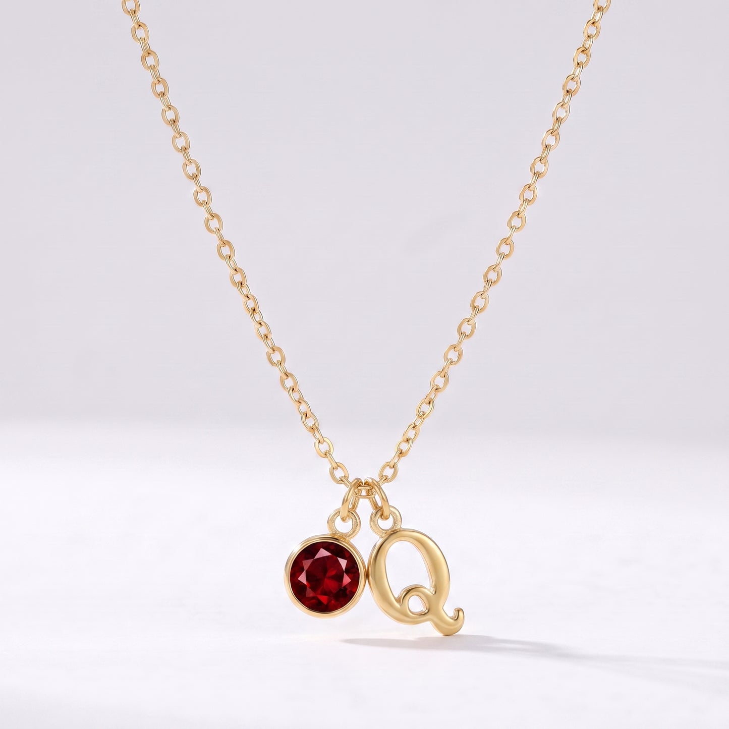 Colar letra Q dourado com pedra de nascimento
