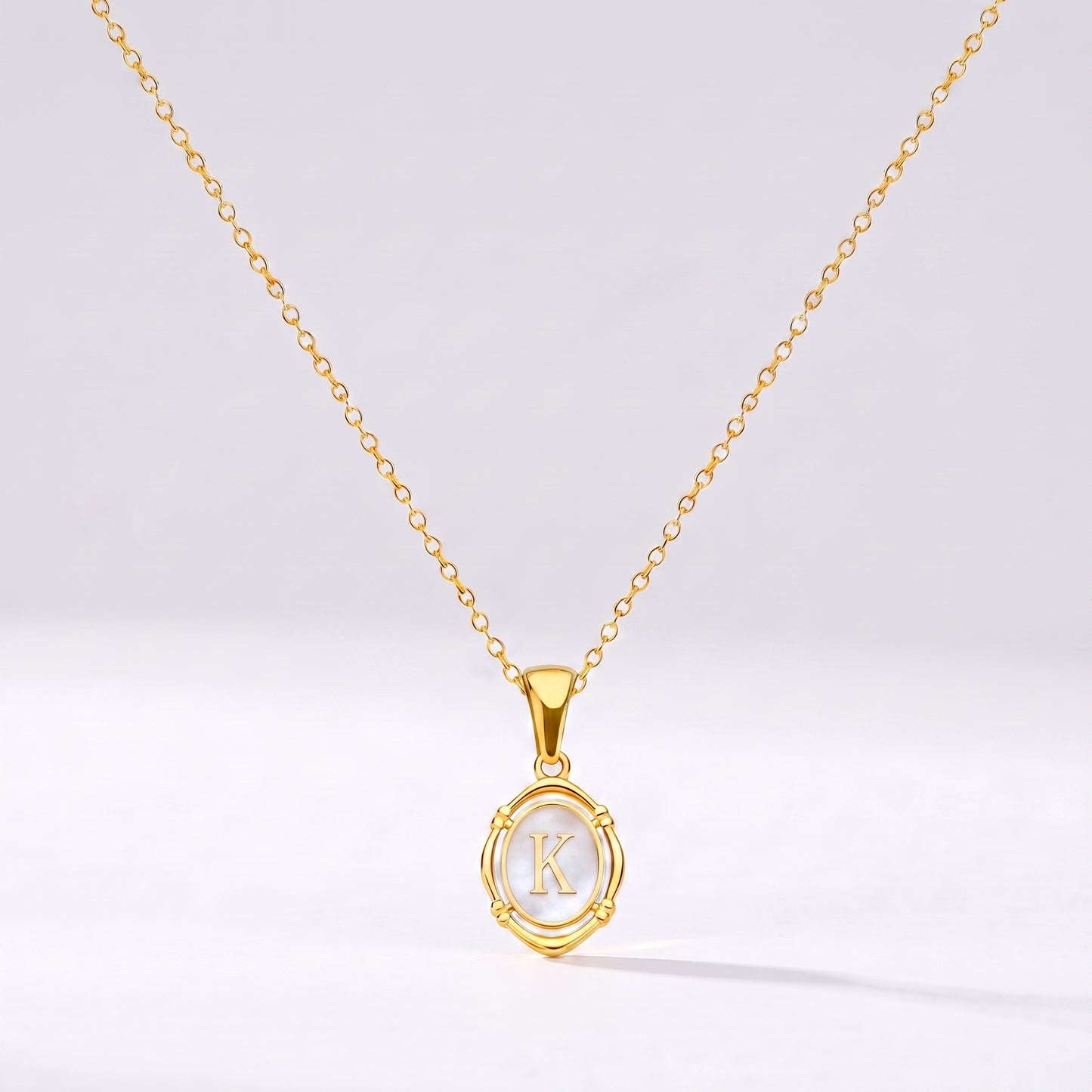 Colar oval com letra personalizada K dourado
