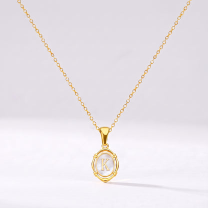 Colar oval com letra personalizada K dourado