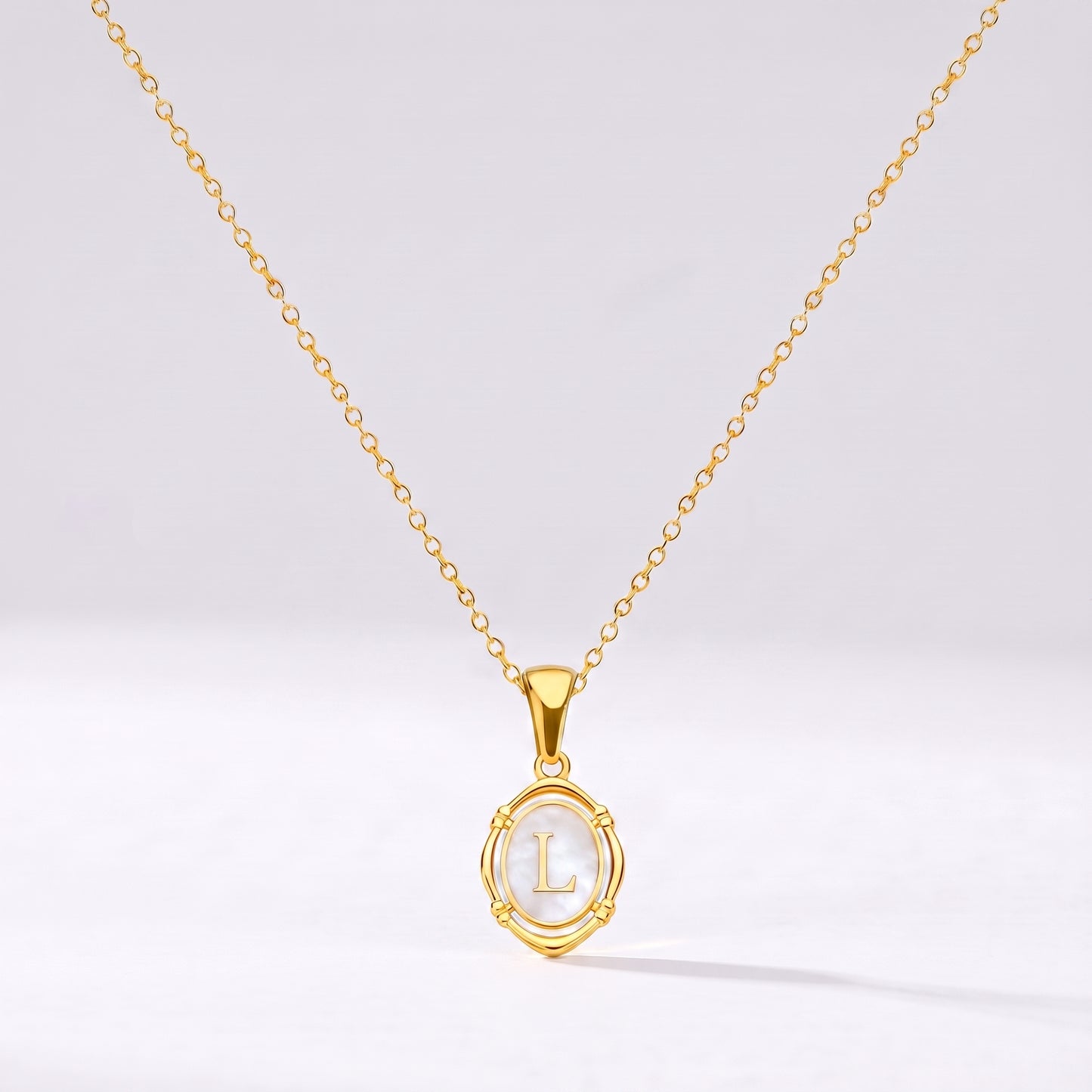 Colar oval com letra personalizada L dourado