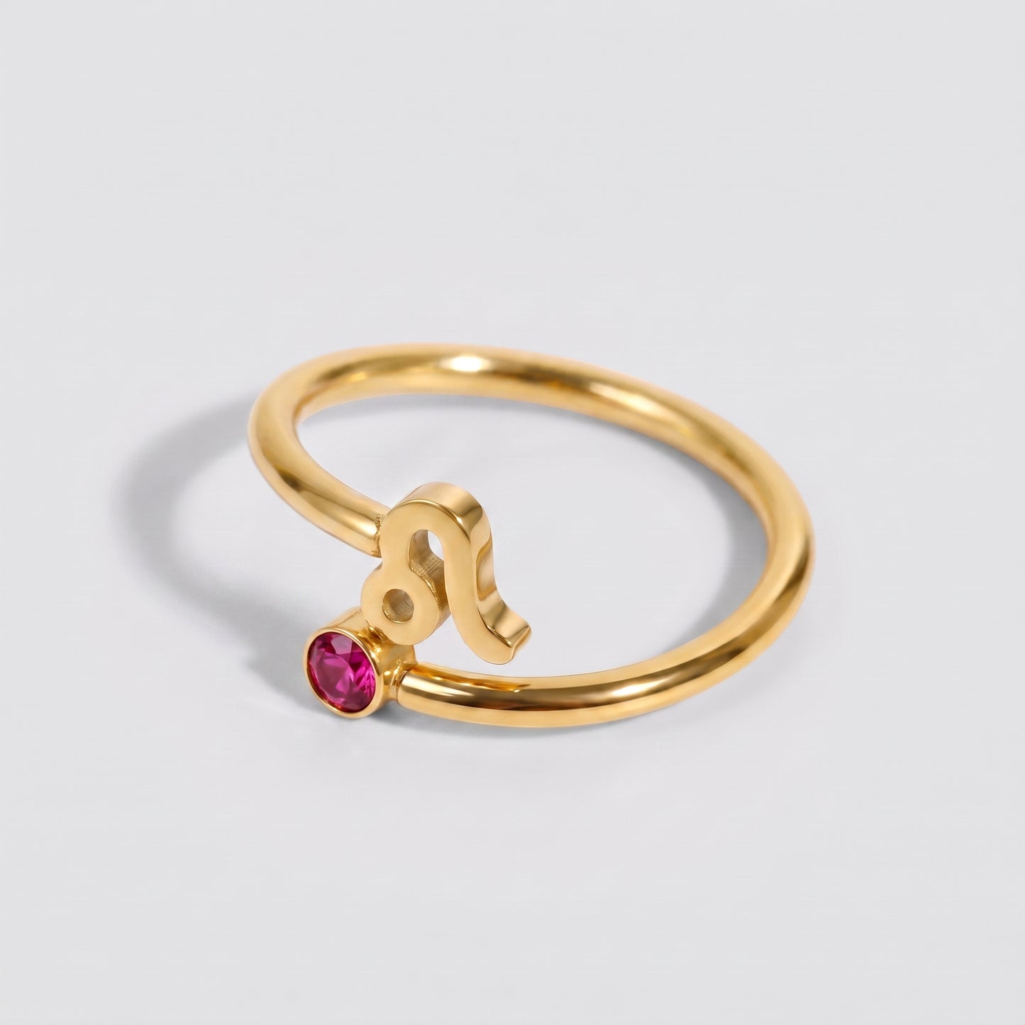 Anel signo do zodíaco Leão dourado com pedra Rubi