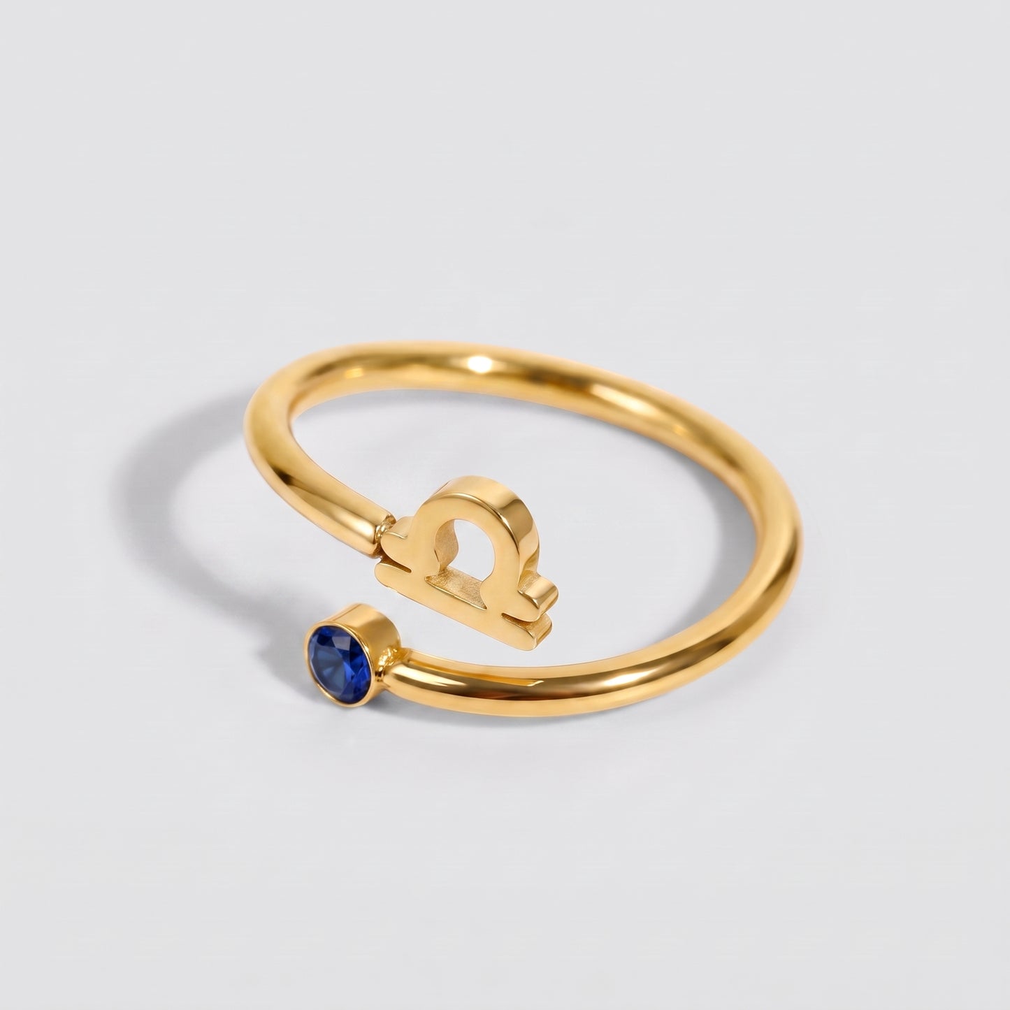 Anel signo do zodíaco Balança dourado com pedra Safira