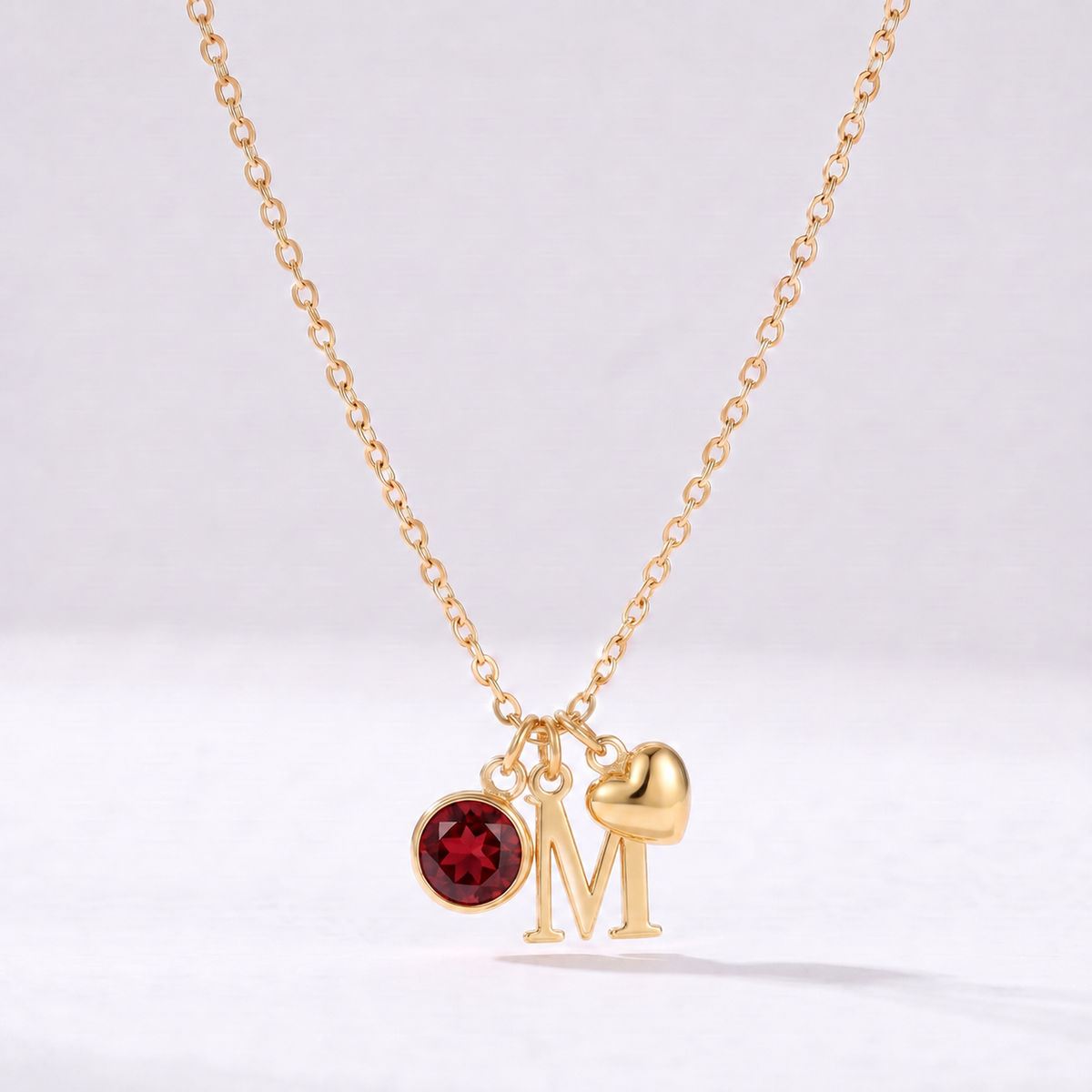 Colar letra M dourado com pedra de nascimento e coração