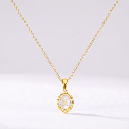 Colar oval com letra personalizada M dourado