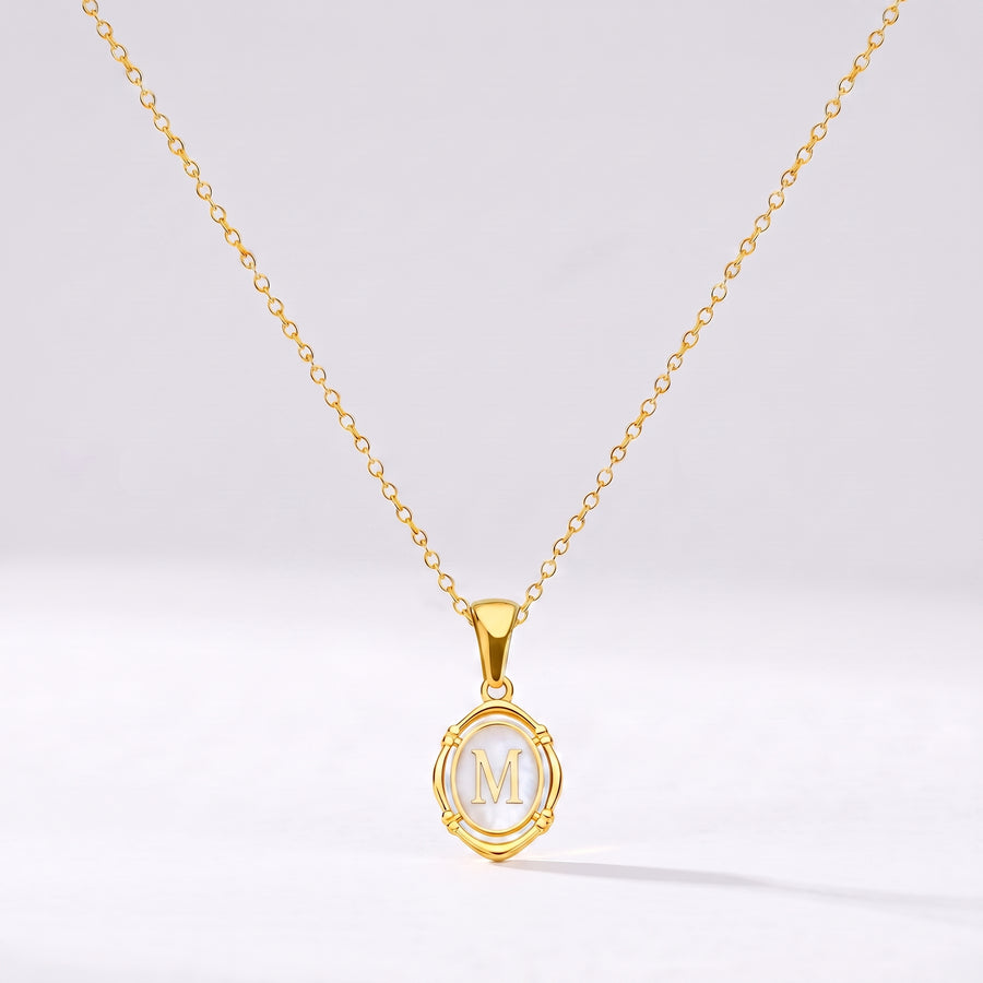 Colar oval com letra personalizada M dourado