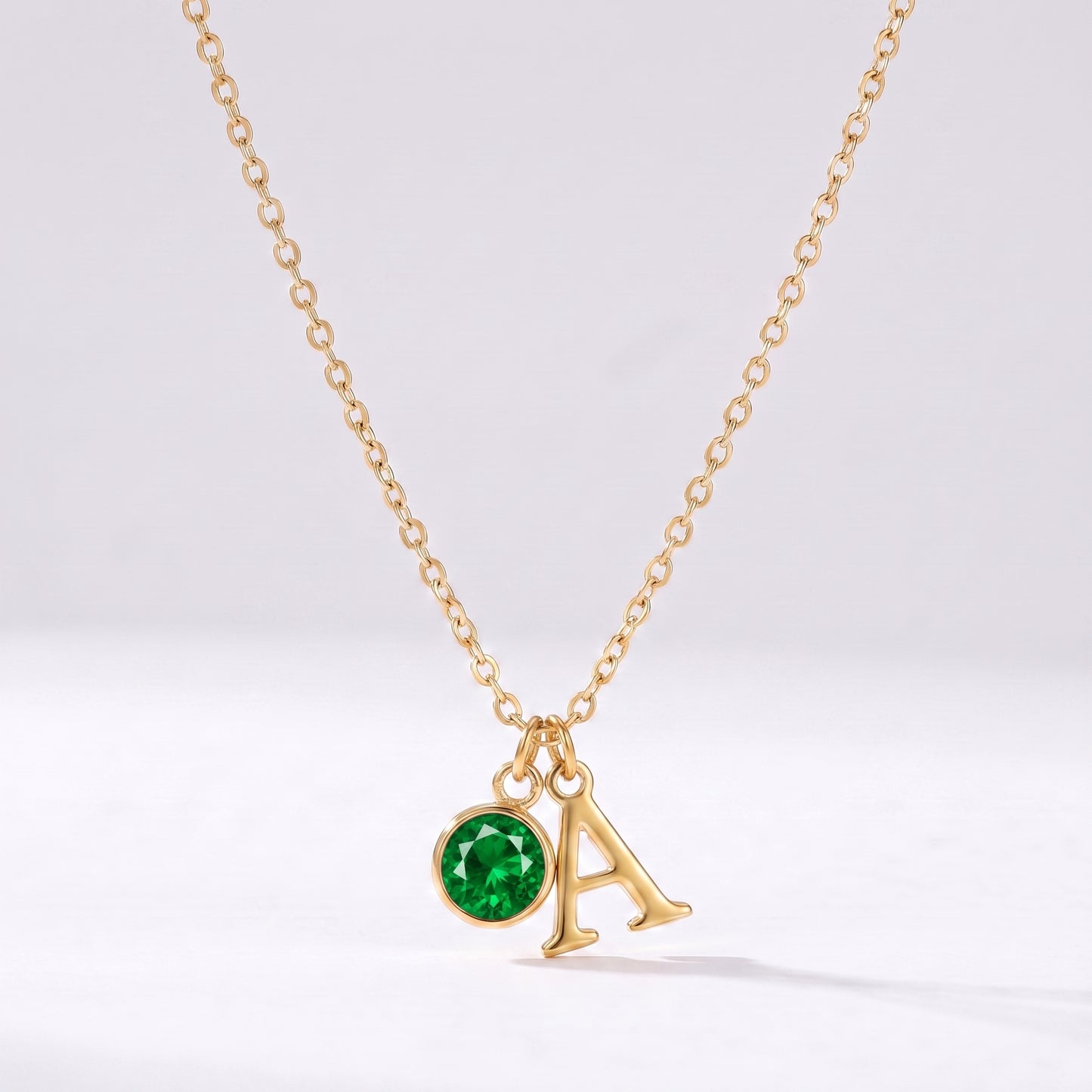 Colar letra A dourado com pedra de nascimento Maio — Esmeralda