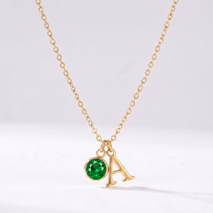 Colar letra A dourado com pedra de nascimento Maio — Esmeralda