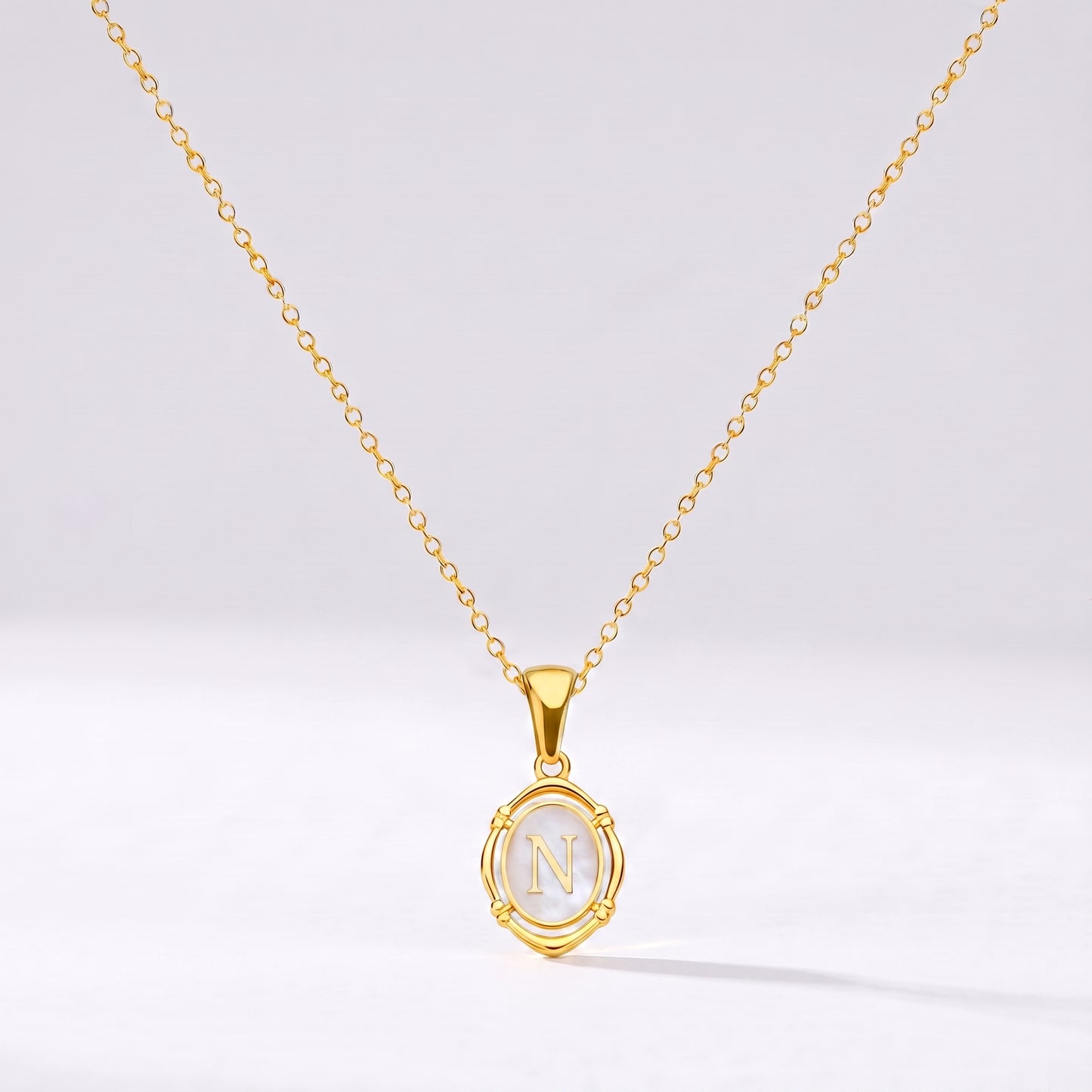 Colar oval com letra personalizada N dourado
