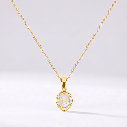 Colar oval com letra personalizada N dourado