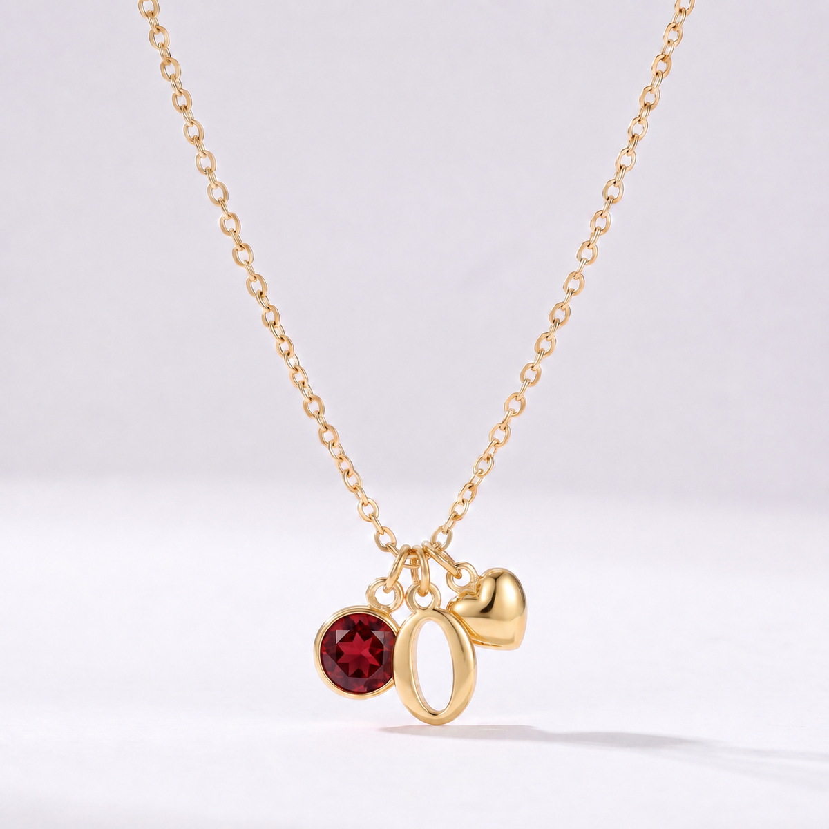 Colar letra O dourado com pedra de nascimento e coração