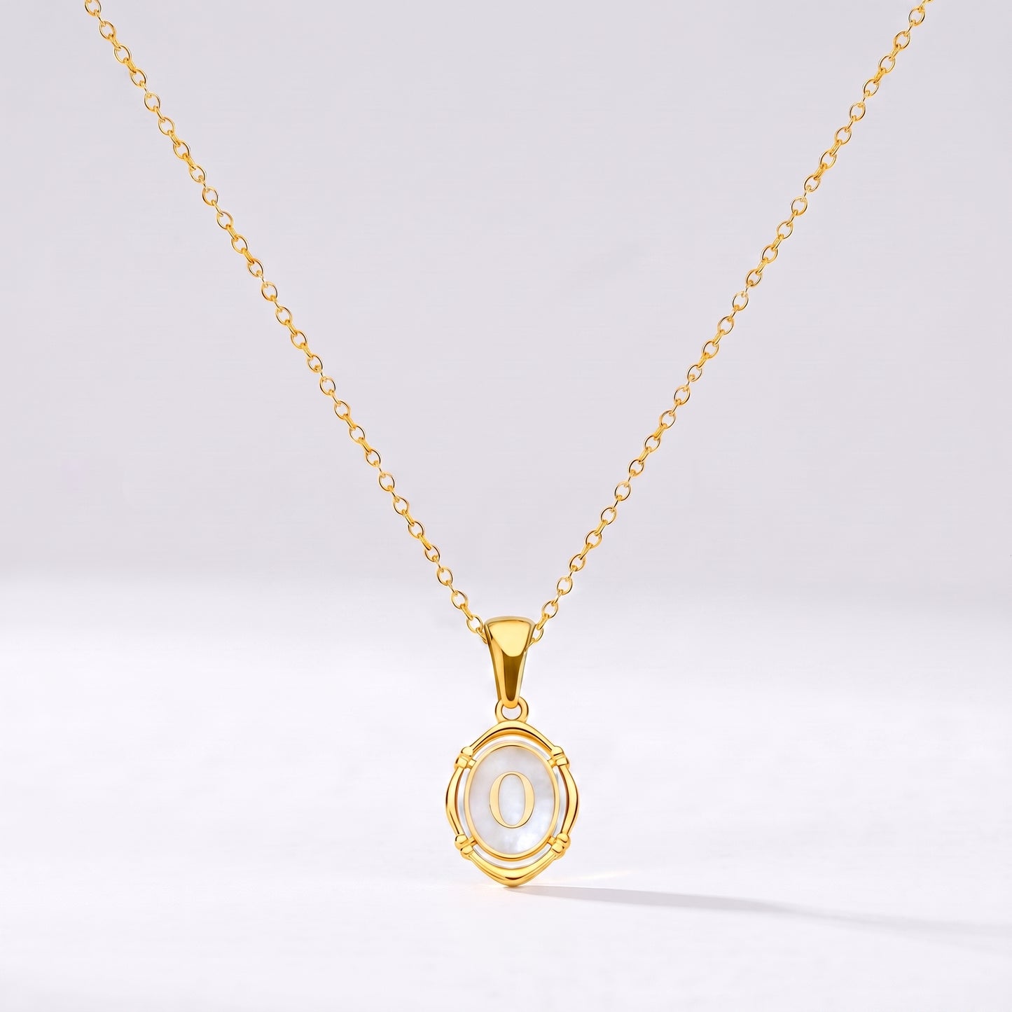 Colar oval com letra personalizada O dourado